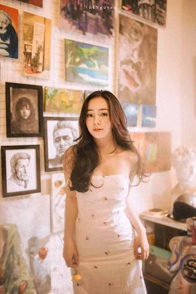 Không thể không nhắc tới Quỳnh Kool (Quỳnh Nguyễn) trong danh sách những cô nàng xinh đẹp nổi bật của ĐH Sân khấu Điện ảnh. Từng được biết đến là hot girl, giờ đây cô nàng đã khá thành công khi lấn sân sang phim truyền hình mà điển hình nhất là vai Đào trong Quỳnh Búp Bê