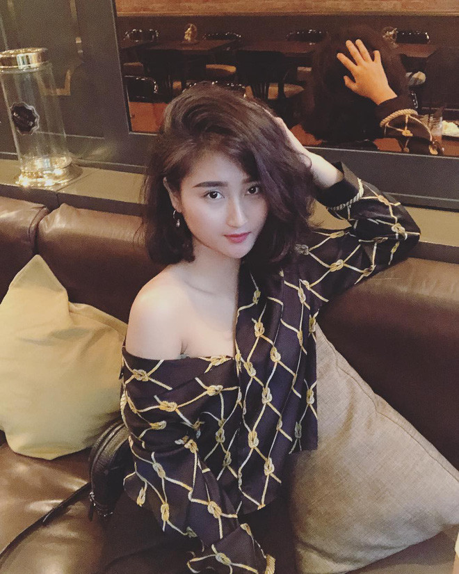 Nguyễn Thuỳ Dương (23 tuổi) - bạn gái tiền vệ Huy Hùng cũng là gương mặt nổi bật không kém trong dàn gái xinh của ĐH Sân khấu Điện ảnh. Thuỳ Dương sở hữu ngoại hình cao ráo, gương mặt đẹp sắc sảo