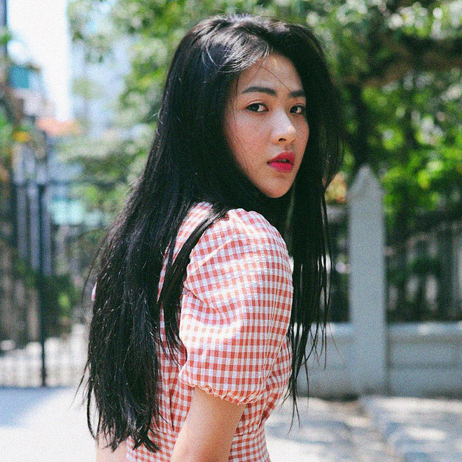 Đầu tiên, xét đến loạt gái xinh như "thiên thần tỷ tỷ" của trường ĐH Sân khấu điện ảnh phải nói tới Nguyễn Minh Trang. Cô gái này nổi tiếng sau clip ngắn được quay lén ở tiệm làm móng.