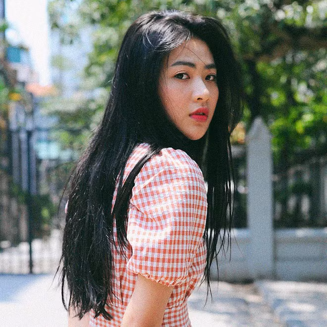 Đầu tiên, xét đến loạt gái xinh như "thiên thần tỷ tỷ" của trường ĐH Sân khấu điện ảnh phải nói tới Nguyễn Minh Trang. Cô gái này nổi tiếng sau clip ngắn được quay lén ở tiệm làm móng.