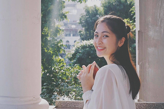 Hà Anh có gương mặt trái xoan, sống mũi cao cùng nụ cười rất tươi. Với nhan sắc này, chẳng có gì là khó hiểu khi cô nàng lọt top những nàng thơ của Đại học Sân khấu Điện ảnh.