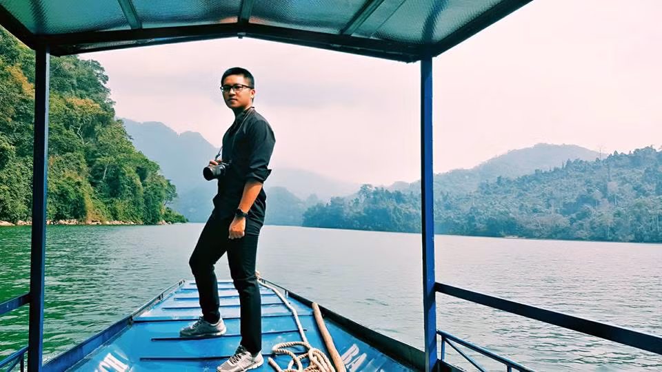 Để đính chính lại thông tin của mình, Thành Lộc chia sẻ rằng câu chuyện của mình là có thật 100%. Công việc giúp cậu bạn kiếm được tiền đó là từ kênh Youtube cá nhân của mình.