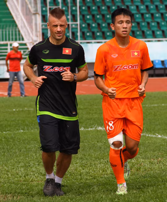 Sau khi hoàn thành nhiệm vụ với các cầu thủ U19 Việt Nam tại giải U19 ĐNA vừa diễn ra tại Hà Nội, HLV Martin Forkel đã bay gấp vào TP HCM để hội quân cùng với thầy trò HLV Hữu Thắng.