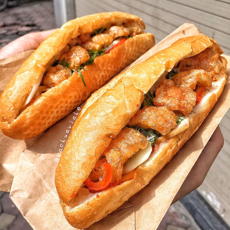 Được biết, ''Bà chúa'' lập Instagram này từ 1/2016, với một lý do khá ''củ chuối'' là điện thoại đầy dung lượng, nên cô đành đăng hết ảnh ăn uống lên Instagram để lưu trữ.