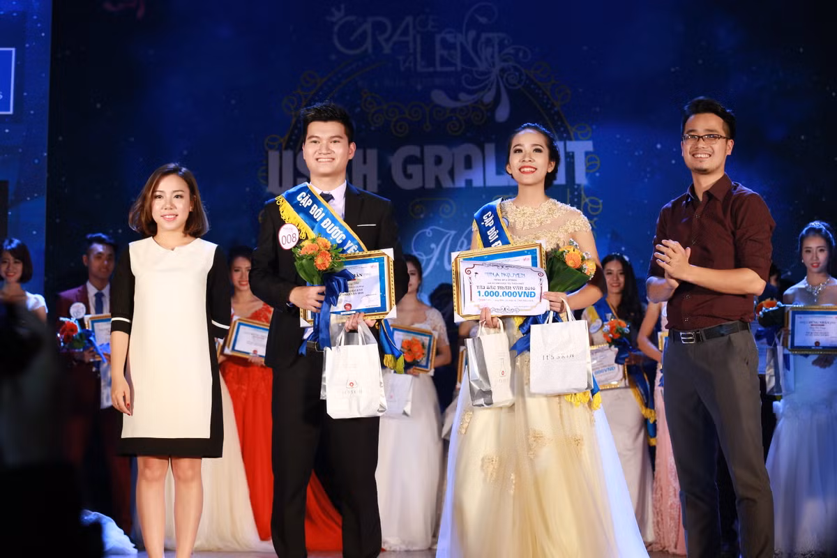 Nguyễn Trung Đức và Nguyễn Khuông Hồng Ngọc giành giải thí sinh mặc trang phục truyền thống đẹp nhất.