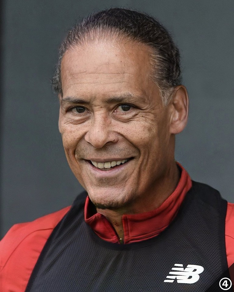Trung vệ Virgil Van Dijk của Liverpool vẫn giữ được nụ cười tươi lắm dù đã ngoài 70.