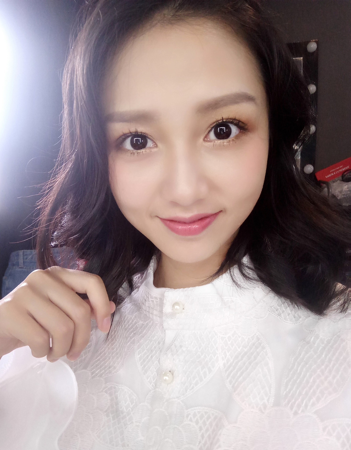 Đặc biệt lúc cười, nhìn Sở Sở vừa trẻ con lại vừa đáng yêu vô cùng, đây cũng là cảm nhận chung của nhiều người khi vô tình bắt gặp nụ cười của cô nàng này.