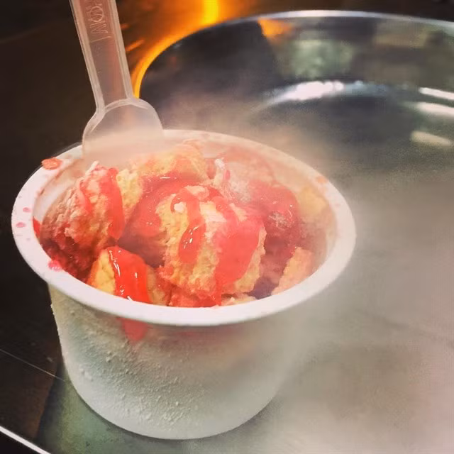 Việc sử dụng nitơ lỏng để làm đồ ăn không phải là lần đầu tiên xuất hiện. Trên thế giới và ngay cả ở Sài Gòn cũng từng xuất hiện các món ăn dạng "tỏa khói" này như kem nitơ, bánh khói Jcat, bánh macaron khói đủ màu sắc.