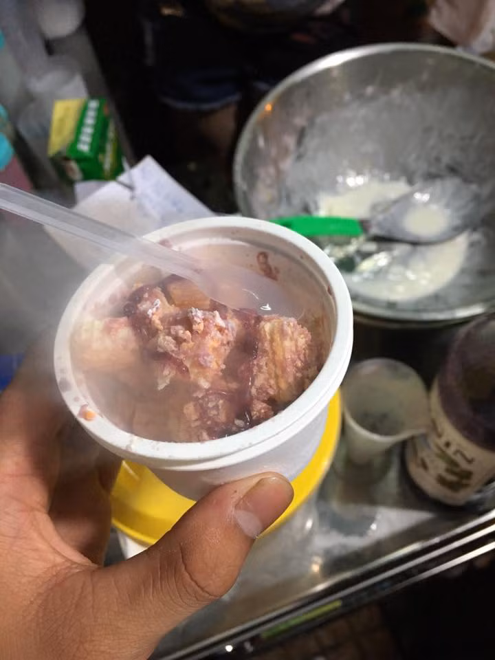 Ngay khi xuất hiện, snack khói nitơ trở thành món ăn vặt mới khuynh đảo giới trẻ. Chỉ cần gõ hashtag #snackkhoi thì sẽ cho ra hàng loạt hình ảnh, clip bạn trẻ check in với món ăn này trên Facebook. Một số bạn còn chứng tỏ độ sành điệu bằng việc nhả khói thông qua đường mũi (giống như hút thuốc lá).