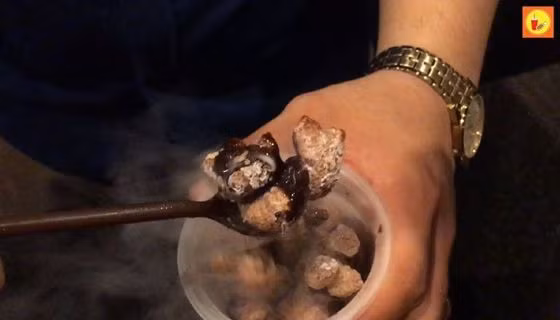 Theo một số bạn trẻ, món ăn chứa khí nitơ lỏng này có nhiều vị như mặn, ngọt, béo, bùi nên tha hồ mà lựa chọn và thưởng thức. Thế nhưng, thực chất chúng được chế biến từ khí nitơ lỏng phủ bên ngoài những viên snack đủ màu sắc thông qua hiện tượng đông kết nhanh.