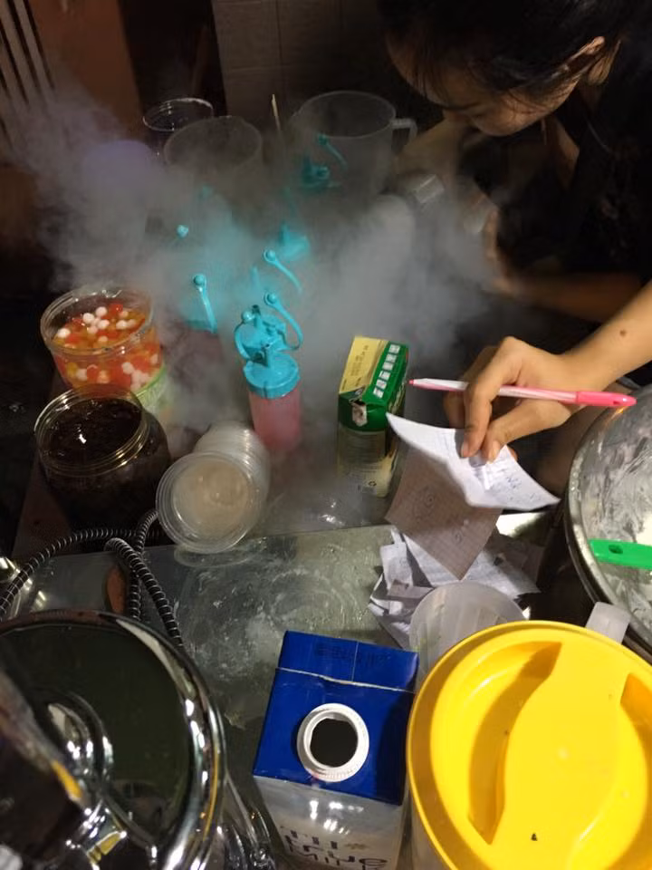 Những cửa hàng bán món ăn thời thượng này vẫn thu hút được khá nhiều các bạn trẻ Sài thành tới ăn vì tò mò thêm vào đó cũng là để thể hiện chạy theo trào lưu.