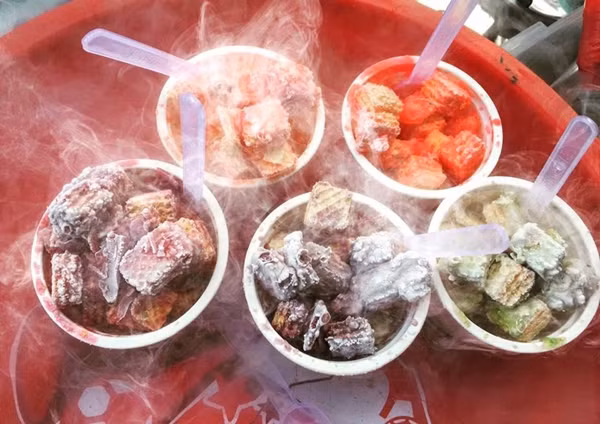 Mới đây, giới trẻ Sài thành đang đua nhau chia sẻ món ăn vặt chứa nitơ lỏng hay còn gọi với cái tên snack khói. Bỏ từng miếng snack vào miệng vừa nhai, vừa thở ra khói mang đến cảm giác thú vị. "Cảm giác nó cứ mát lạnh, rồi khói từ từ lan tỏa ra từ miệng, cứ thế mà hít hà.