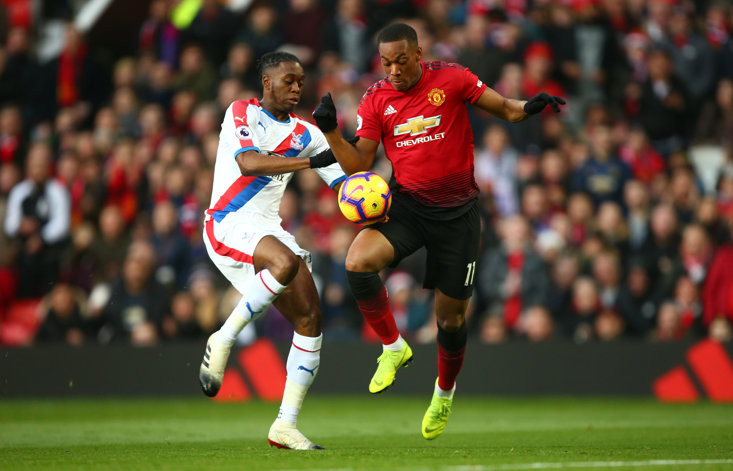 Để thay thế Valencia bên hành lang phải, MU được cho là đã liên hệ với hậu vệ trị giá 35 triệu bảng, Aaron Wan-Bissaka. Tuy vậy phát biểu gần đây, HLV Roy Hodgson đã phủ nhận điều này.