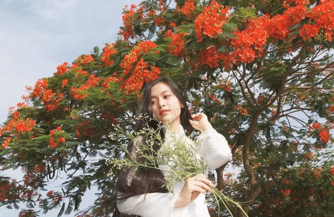 Tìm hiểu trang cá nhân của Tố Anh, dân mạng thực sự được thưởng thức thế nào là sự tinh khôi tuyệt đối của nữ sinh THPT trong chiếc áo dài trắng truyền thống.