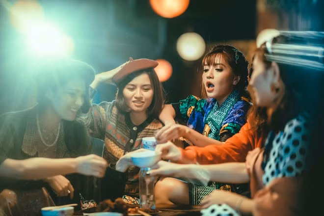 Những hình ảnh chị em trên bàn nhậu không chỉ xuất hiện ở ngoài đời thường mà nó còn xuất hiện trong phim ảnh hay các MV ca nhạc.