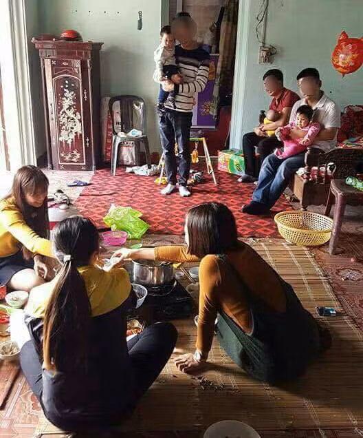 Những bức ảnh chị em ngồi nhậu khiến nhiều người cảm thấy khá bất ngờ bởi trong suy nghĩ của những người Á Đông, phụ nữ thường phải giữ công, dung, ngôn, hạnh và việc say xỉn dễ gây phản cảm.