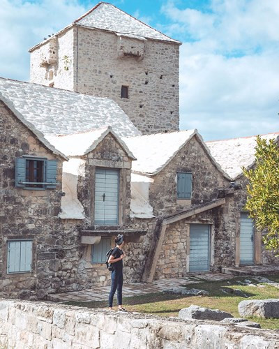 Công việc của Sorelle là sẽ phải liên tục đi đến những địa điểm du lịch ở khắp nơi trên thế giới để ghi lại những khoảnh khắc kỷ niệm đẹp nhất trong chuyến đi của mình và chia sẻ chúng trên mạng xã hội.