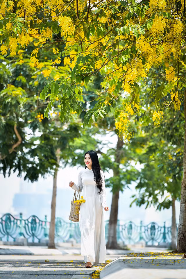 Nguyễn Thị Kim Khánh (sinh năm 1998) được dân mạng đặt biệt danh "hot girl bánh mướt" xứ Nghệ. Lí do là vì cô được biết tới qua một clip ngồi tráng bánh mướt phụ mẹ bán hàng.