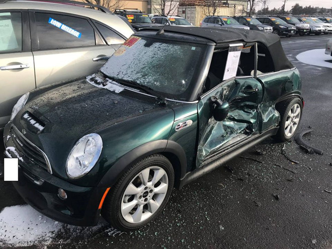 Mau thuan voi nhan vien, tai xe dam nat 6 oto cua dai ly