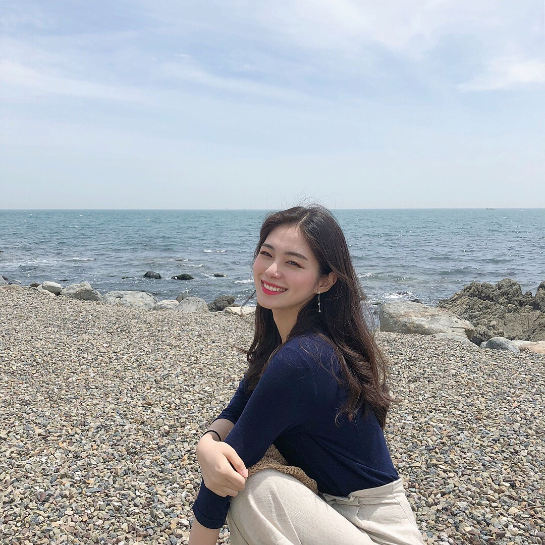 Mắt to, da trắng, mặt xinh dường như là điểm chung của rất nhiều cô gái Hàn Quốc. Cũng bởi vậy mà cứ mỗi lần "điểm danh" những gương mặt xinh đẹp đến từ xứ sở Kim Chi, xuýt xoa người ta vẫn phải nhận xét rằng trông họ cứ như đúc từ một khuôn ra vậy.