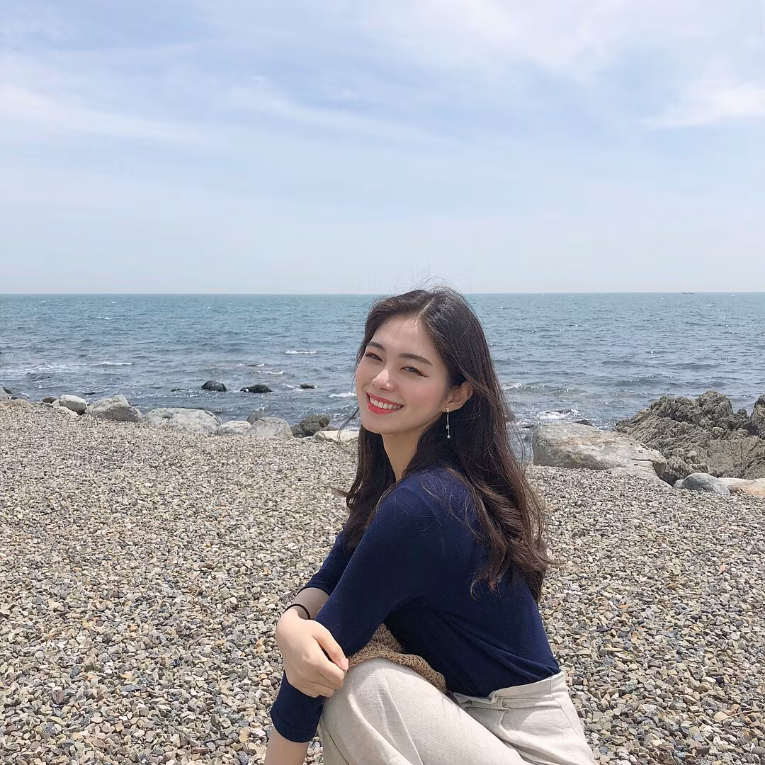 Mắt to, da trắng, mặt xinh dường như là điểm chung của rất nhiều cô gái Hàn Quốc. Cũng bởi vậy mà cứ mỗi lần "điểm danh" những gương mặt xinh đẹp đến từ xứ sở Kim Chi, xuýt xoa người ta vẫn phải nhận xét rằng trông họ cứ như đúc từ một khuôn ra vậy.