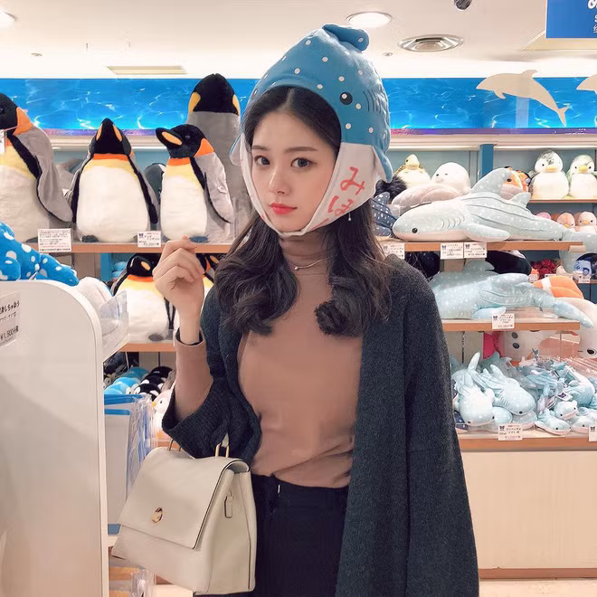 Nhiều người thì lại cho rằng có lẽ do nhờ cậy đến phẫu thuật nên dù nhiều cô gái trông rất xinh nhưng vẫn có chút gì đó gượng gạo, kém tự nhiên. Thế nên khi có một cô nàng nào đó đến từ Hàn Quốc mà lại trông xinh xắn tự nhiên thì kiểu gì cô nàng ấy cũng hút fan ầm ầm và Yeon Sun là một cô nàng như thế.