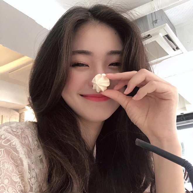 Yeon Sun theo phong cách ngọt ngào, trắng trẻo như nhiều hot girl khác nhưng nhan sắc khả ái không thua kém gì diễn viên, idol cùng nụ cười chẳng bao giờ tắt trên môi đã khiến cô nàng trở nên nổi bật giữa rừng gái xinh xứ Hàn.