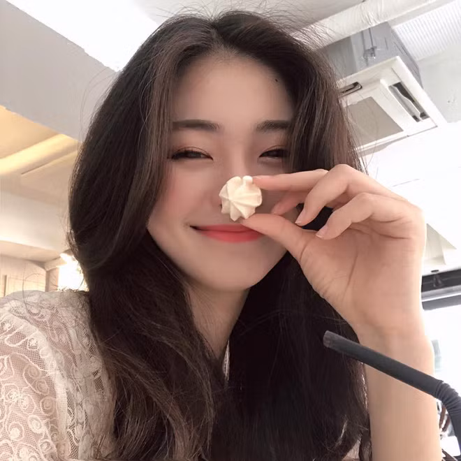 Yeon Sun theo phong cách ngọt ngào, trắng trẻo như nhiều hot girl khác nhưng nhan sắc khả ái không thua kém gì diễn viên, idol cùng nụ cười chẳng bao giờ tắt trên môi đã khiến cô nàng trở nên nổi bật giữa rừng gái xinh xứ Hàn.