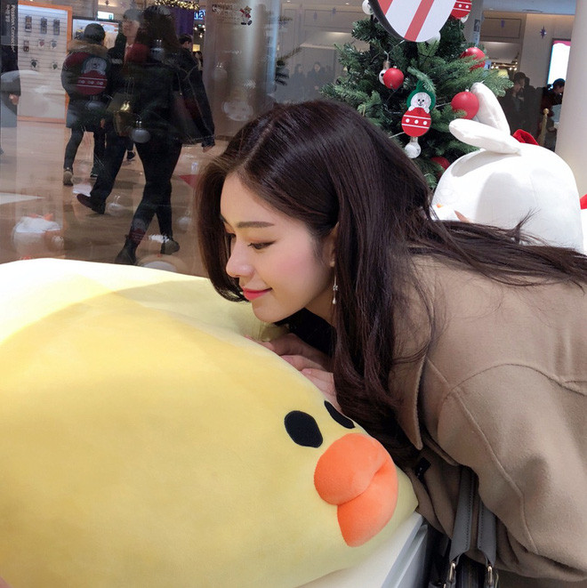 Dù chẳng mấy khi tạo dáng "deep" hay sang chảnh trong hình nhưng vẻ tươi tắn đầy sức sống của Yeon Sun vẫn giúp cô nàng tạo thiện cảm với bao người.