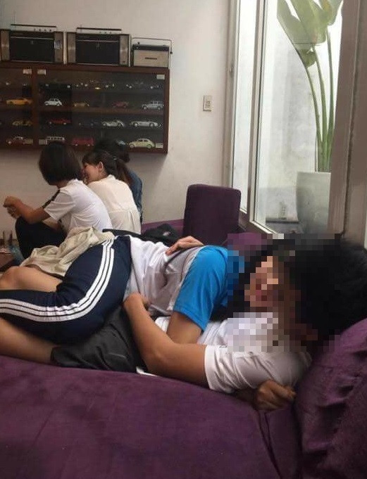 Bất bình trước sự kém ý thức của đôi nam nữ hôn nhau giữa quán cafe, một thực khách đã quay clip, chụp ảnh lại tung lên mạng.