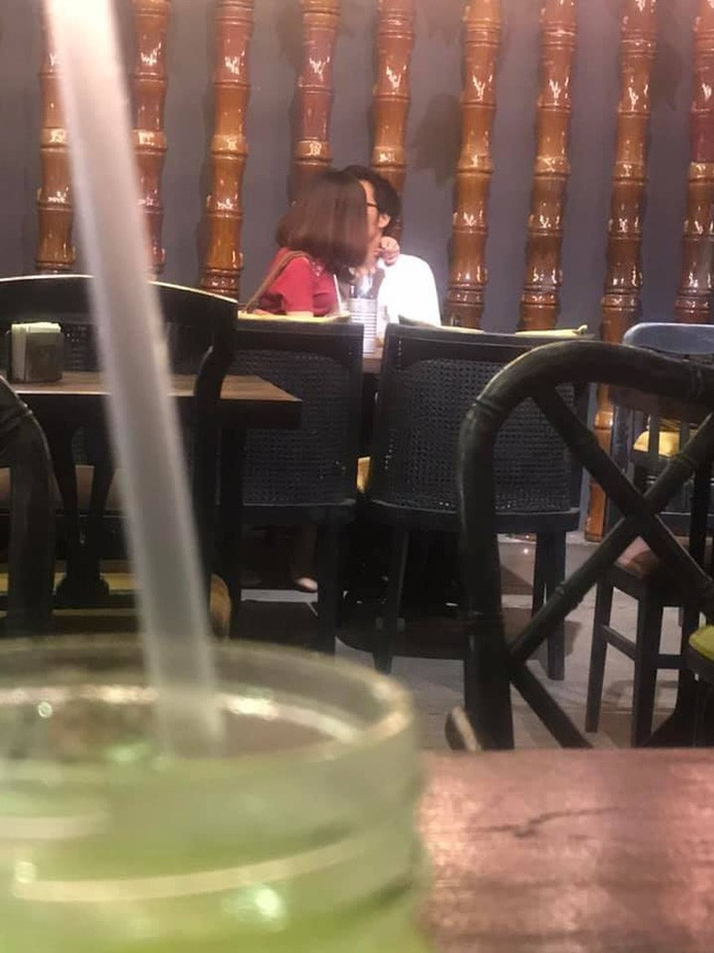 Vừa qua, một clip ghi lại cảnh cặp đôi đến quán ăn không chỉ để ăn mà còn để thể hiện tình cảm đã khiến MXH dậy sóng. Giữa không gian quán nhộn nhịp người qua kẻ lại, đôi nam nữ diễn cảnh nóng thắm thiết mà tưởng chừng như chỉ có thể diễn ra khi chỉ có hai người với nhau.