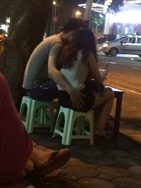 Ngay khi vừa được đăng tải, những hình ảnh cặp đôi phản cảm này đã nhanh chóng nhận được sự chú ý của đông đảo người dùng mạng. Cũng giống với thực khách trên, nhiều người không thể thông cảm nổi cho hành động quá sức tự nhiên của cặp đôi này. Rất nhiều bình luận chỉ trích đã được để lại bình luận.