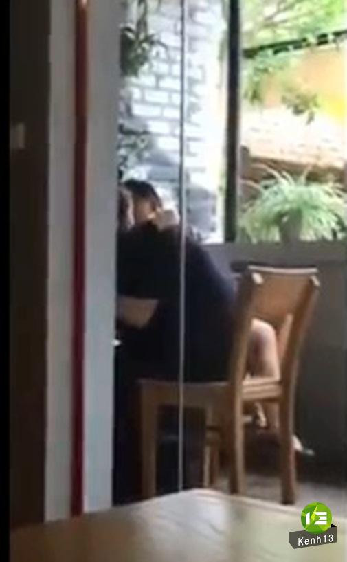 Trước đó, không ít dân mạng đã sửng sốt khi chứng kiến những clip các cặp đôi vô tư hôn nhau ở nơi công cộng như quán cafe, trà sữa hay cả rạp chiếu phim....
