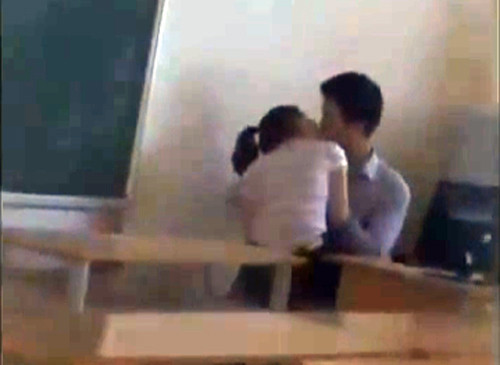 Câu chuyện người trẻ vô tư thể hiện tình cảm nơi công cộng vốn chẳng phải là đề tài gì mới và mỗi lần xuất hiện thì y như rằng là nguồn cảm hứng bất tận để dân mạng bình luận.