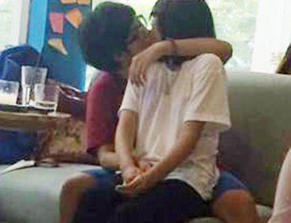 Còn nickname T.P bình luận: "Việc yêu nhau và thể hiện tình cảm với nhau thì không ai cấm bởi đó là quyền riêng tư. Tuy nhiên thể hiện sao cho vừa chứ đừng lố quá, hơn nữa đây là nơi công cộng".