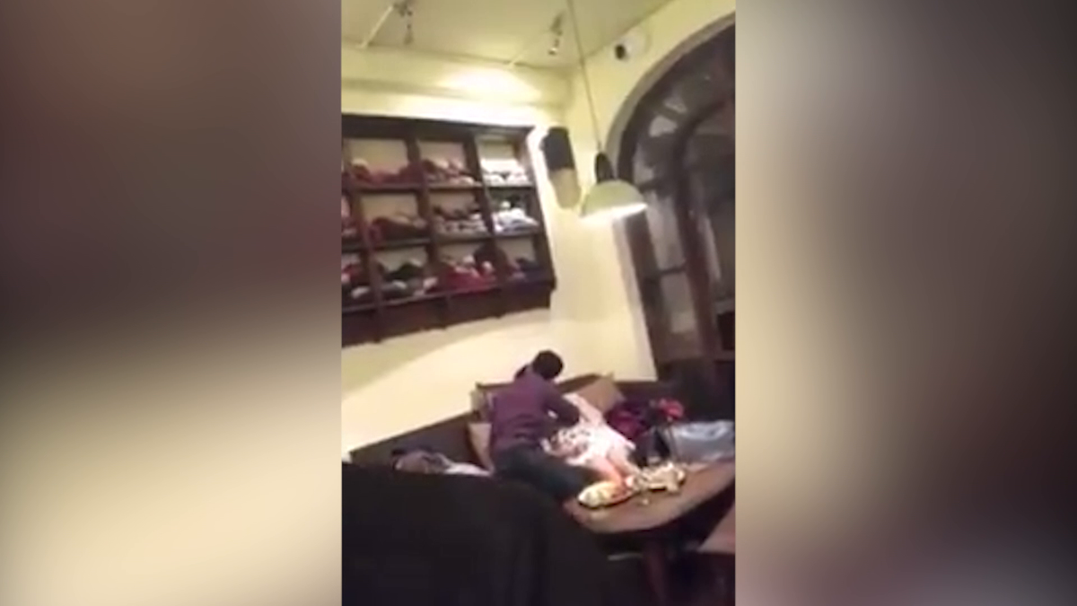 Nickname T.D bình luận: "Bọn họ có tiền thật đấy, không phải không có đâu. Cũng biết là nơi công cộng nhưng nhiều người thích cảm giác ôm hôn sờ soạng ở nơi đông người cơ. Đáng buồn cho cái gọi là ý thức của người trẻ có giáo dục".