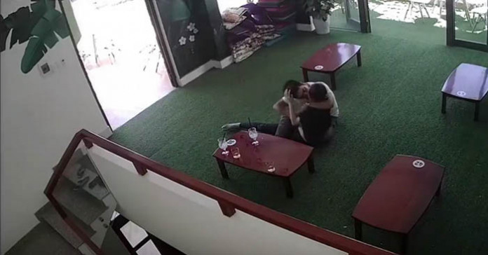 Tranh thủ quán trà sữa vắng người, cặp đôi đã "đè nhau ra" để âu yếm.