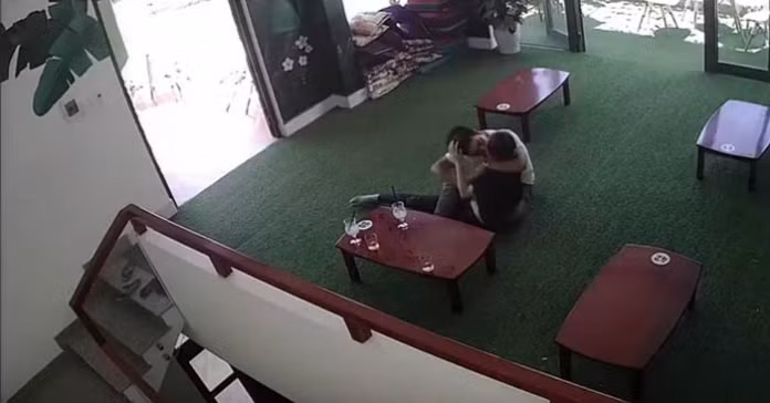 Tranh thủ quán trà sữa vắng người, cặp đôi đã "đè nhau ra" để âu yếm.