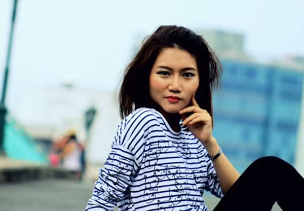 Mái tóc trắng và cách make-up đậm cùng gu ăn mặc thời thượng và cá tính trong clip "Người lạ ơi" khiến nhiều người không thể nhận ra Khương Hoàn Mỹ rụt rè ở X-Factor 3 năm trước.