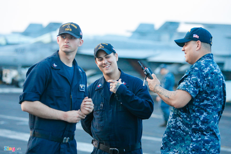 Nhiệm vụ quan trọng của phần lớn hải trình là chuẩn bị cho những tình huống bất ngờ. Do vậy, chương trình tập luyện chiếm đa số thời gian trên tàu USS Carl Vinson. "Các bài tập này giống như một môn thể thao và chúng tôi phải luôn tập luyện. Biên độ sai số phải ở mức rất nhỏ", viên phi công trên nói.