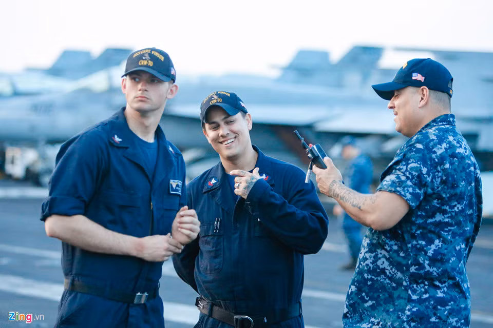 Nhiệm vụ quan trọng của phần lớn hải trình là chuẩn bị cho những tình huống bất ngờ. Do vậy, chương trình tập luyện chiếm đa số thời gian trên tàu USS Carl Vinson. "Các bài tập này giống như một môn thể thao và chúng tôi phải luôn tập luyện. Biên độ sai số phải ở mức rất nhỏ", viên phi công trên nói.