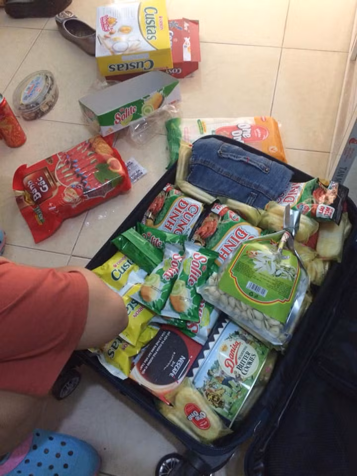 Lo con không có đồ ăn dịp Tết cộng thêm sự đắt đỏ của chợ búa, nhiều ông bố, bà mẹ đã gói nguyên 1 vali hàng hóa cho con.