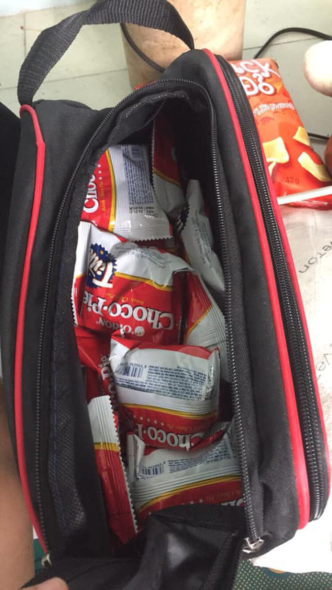 Nếu như khi về quê thì "tay xách nách mang" bao nhiêu là quà cáp, lúc ra đi mọi người lại cũng nặng trĩu những quà bánh, thức ăn mang từ nhà.