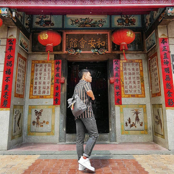 Bước chân vào trong chùa du khách sẽ có ngay cảm giác thanh tịnh, khoan khoái trong lòng. Kiến trúc của ngôi chùa khiến ai cũng phải trầm trồ bởi những bức tượng điêu khắc tinh xảo, những đồ lư đồng bất biến theo thời gian.