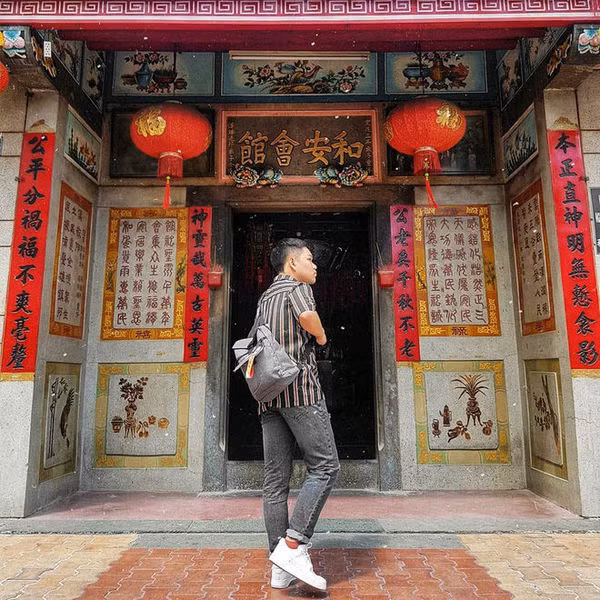 Bước chân vào trong chùa du khách sẽ có ngay cảm giác thanh tịnh, khoan khoái trong lòng. Kiến trúc của ngôi chùa khiến ai cũng phải trầm trồ bởi những bức tượng điêu khắc tinh xảo, những đồ lư đồng bất biến theo thời gian.