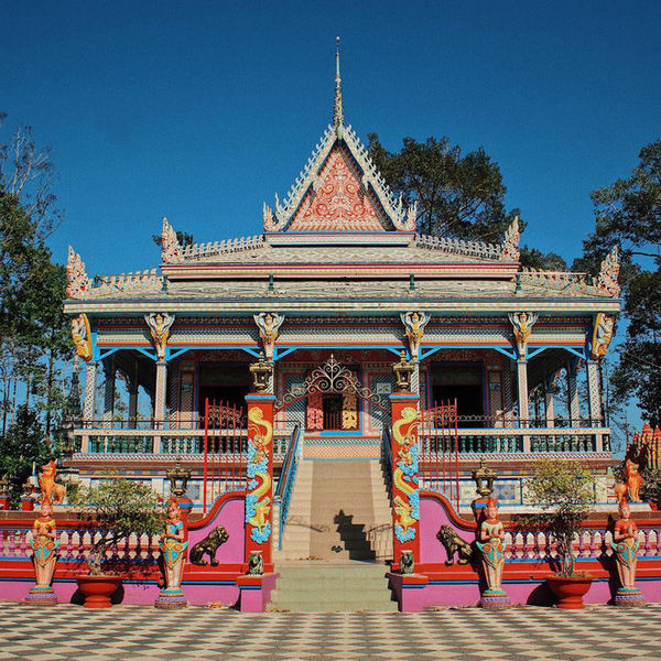 Khi nhìn tổng thể chùa Chén Kiểu ở Sóc Trăng, nhiều người cứ tưởng phần mái của chánh điện được ốp hoàn toàn bằng gạch men, nhưng thực ra chỉ có 40 % là gạch men còn lại là những mảnh chén, đĩa vỡ được ốp lên tạo thành những hình trang trí như bông hoa, con vật và có cả một bức tranh thiên nhiên làm từ mảnh sành đẹp không kém gì bức tranh thêu.