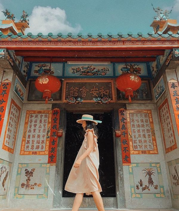 Diện tích chùa ông Bổn khá nhỏ, nhưng quang cảnh ở chùa thì đẹp miễn bàn. Nhìn bên ngoài của chùa mang đậm phong cách Á Đông với những câu đối trên bức tường và 2 chiếc lồng đèn đỏ được treo ngay cổng chính.