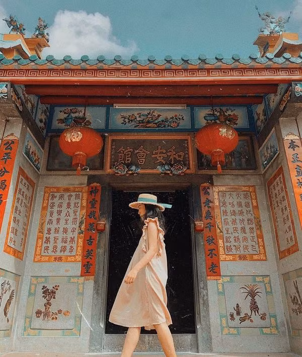 Diện tích chùa ông Bổn khá nhỏ, nhưng quang cảnh ở chùa thì đẹp miễn bàn. Nhìn bên ngoài của chùa mang đậm phong cách Á Đông với những câu đối trên bức tường và 2 chiếc lồng đèn đỏ được treo ngay cổng chính.