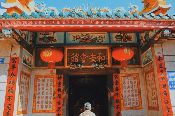 Chùa Ông Bổn là cách gọi thân thương của người dân Sóc Trăng dành cho ngôi chùa nhỏ của người Hoa. Chùa còn có tên là A Côn - Hòa An Hội Quán và trước đó nó còn được gọi là Thất Phủ Miếu.