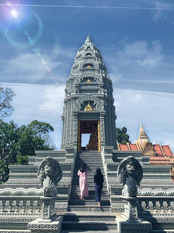 Chùa Bôtum Vong Sa Som Rong hay còn được người dân địa phương quen gọi là chùa Som Rong. Ngôi chùa này đang nổi tiếng khắp MXH nhờ mang hơi hướng kiến trúc chùa cổ của người Khmer, mới nhìn sơ qua có thể nhiều người nhầm lẫn với các ngôi chùa của Thái Lan.